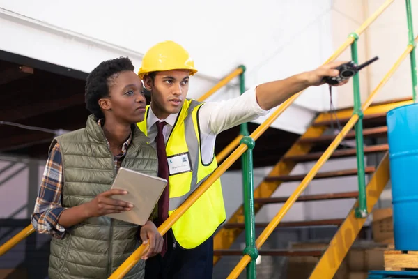 Vista Frontal Del Supervisor Masculino Caucásico Con Trabajadora Afroamericana Señalando — Foto de Stock