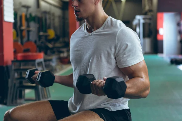 Sección Media Joven Atleta Caucásico Guapo Haciendo Ejercicio Con Pesas — Foto de Stock