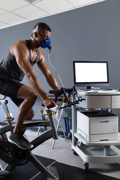 Zijaanzicht Van Een Afro Amerikaanse Atletische Man Die Een Fitness — Stockfoto