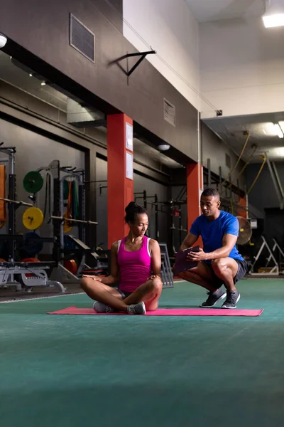 Bacaklı Bir Afrikalı Amerikalı Kadın Oturan Görünümü Bir Spor Merkezinde — Stok fotoğraf