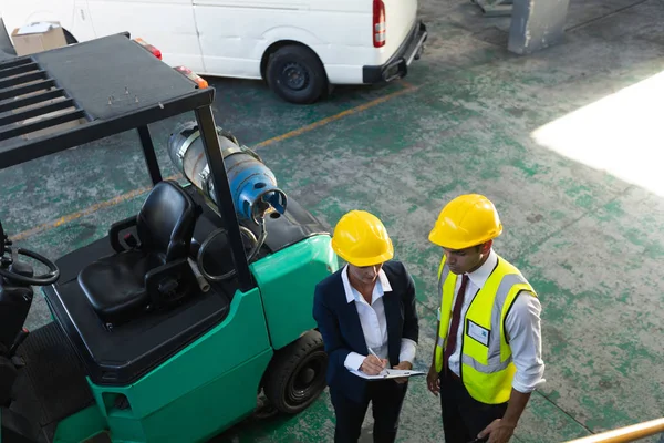 High Angle View Caucasian Female Manager Male Supervisor Discussing Clipboard — Stock Photo, Image