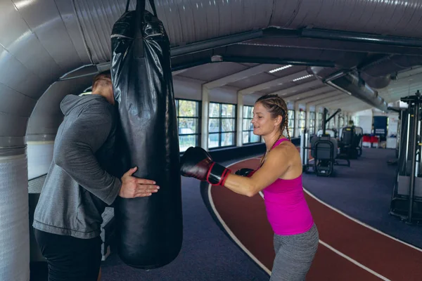 Fitness Merkezinde Güzel Kafkas Kadın Atletik Boks Eğitimi Veren Yakışıklı — Stok fotoğraf