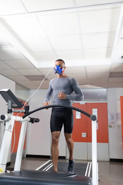 Vista Bajo Ángulo Atleta Afroamericano Haciendo Una Prueba Fitness Usando —  Fotos de Stock