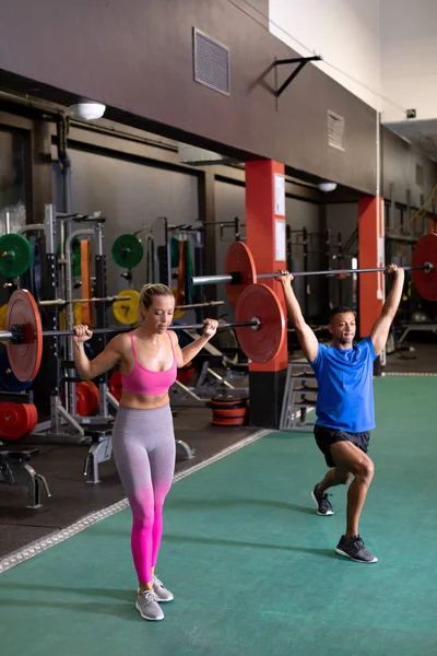 Pohled Kavkazskou Ženu Afroameričana Zvednutí Závaží Uvnitř Místnosti Sportovním Centru — Stock fotografie