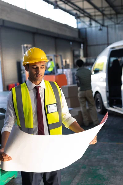 Vista Frontal Del Supervisor Masculino Caucásico Mirando Plano Almacén — Foto de Stock