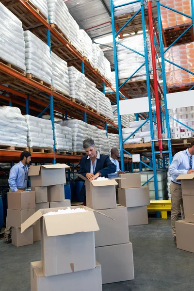 Vista Frontal Cajas Cartón Desembalaje Personal Diverso Maduro Almacén —  Fotos de Stock