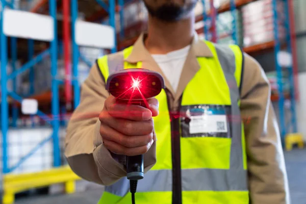 Mitte Abschnitt Der Reifen Asiatischen Männlichen Arbeiter Zeigt Barcode Scanner — Stockfoto