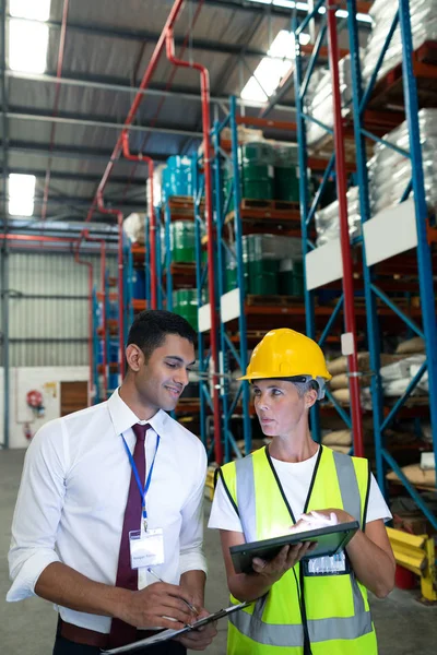 Front View Diverse Attentive Warehouse Staffs Discussing Digital Tablet Warehouse — Stock Photo, Image