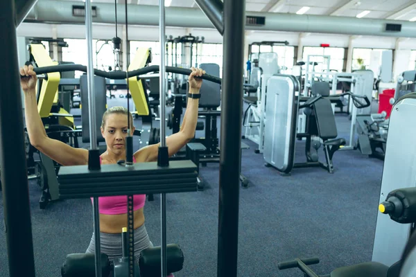 Pohled Nádherného Mladého Kavkazského Sportovce Který Cvicí Latu Fitness Studiu — Stock fotografie