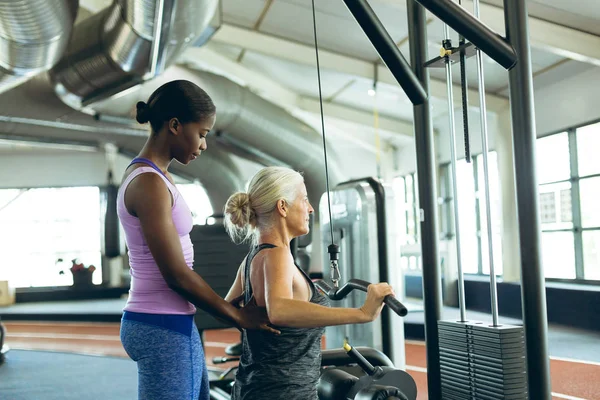 Fitness Stüdyosunda Lat Pulldown Makine Aktif Üst Düzey Kafkas Kadın — Stok fotoğraf