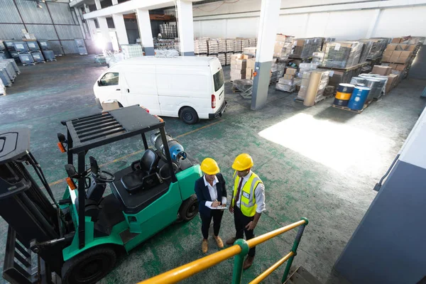 High Angle View Caucasian Female Manager Male Supervisor Discussing Clipboard — Stock Photo, Image