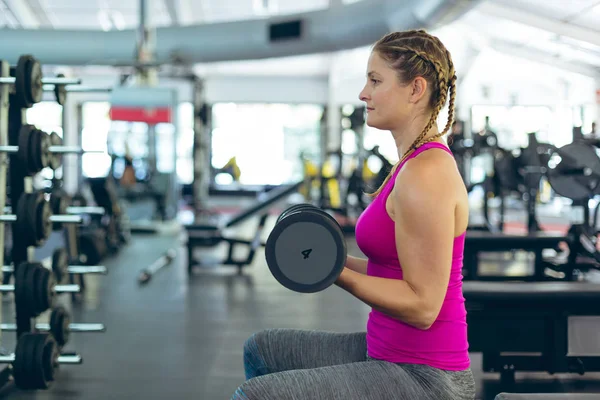 Seitenansicht Der Passform Ziemlich Kaukasischen Weiblichen Athletischen Training Mit Hantel — Stockfoto