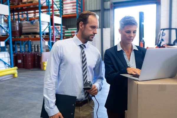 Front View Mature Caucasian Staffs Working Together Laptop Warehouse — Stock Photo, Image