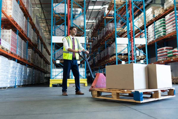 Vista Laterale Del Personale Maschile Con Presa Pallet Magazzino — Foto Stock