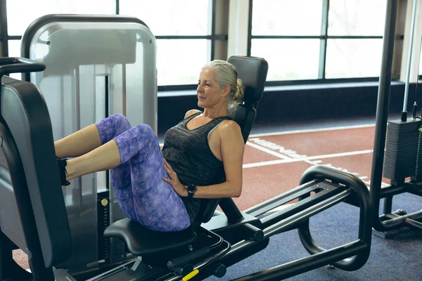 Seitenansicht Einer Aktiven Senior Kaukasierin Beim Training Mit Beinpresse Fitnessstudio — Stockfoto