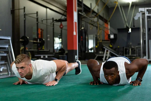 Vista Frontal Los Jóvenes Diversos Deportes Masculinos Ejercitándose Juntos Gimnasio —  Fotos de Stock