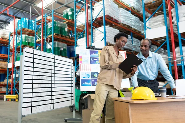 Vooraanzicht Van Volwassen Afro Amerikaanse Mannelijke Supervisor Met Mooie Jonge — Stockfoto