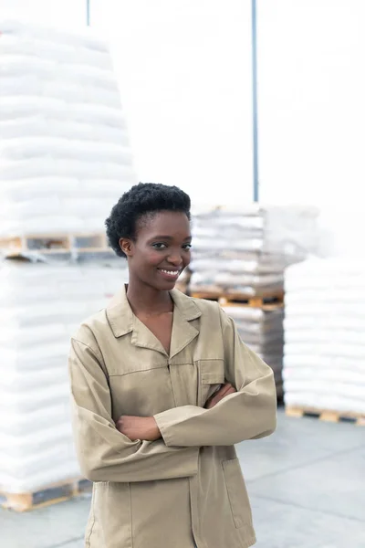 Πορτρέτο Κοντά Στην Ευτυχισμένη Αφροαμερικάνικη Γυναίκα Εργαζόμενη Που Στέκεται Χέρια — Φωτογραφία Αρχείου
