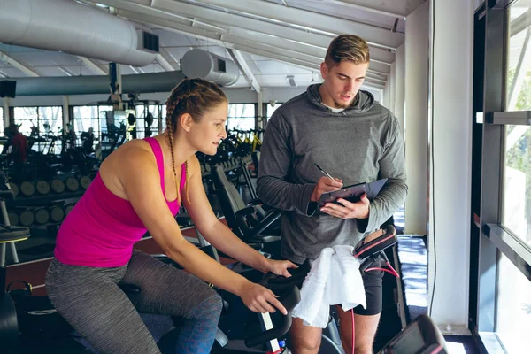 Pohled Mladého Běločského Trenéra Který Pomáhá Kavkazskému Sportovci Cvičením Fitness — Stock fotografie