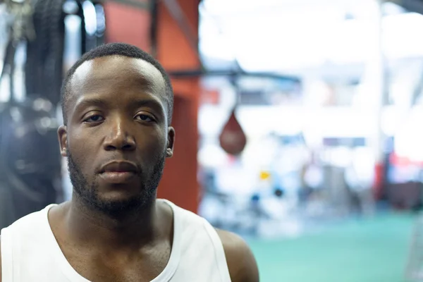 Portrait Bel Homme Afro Américain Regardant Caméra Dans Centre Fitness — Photo