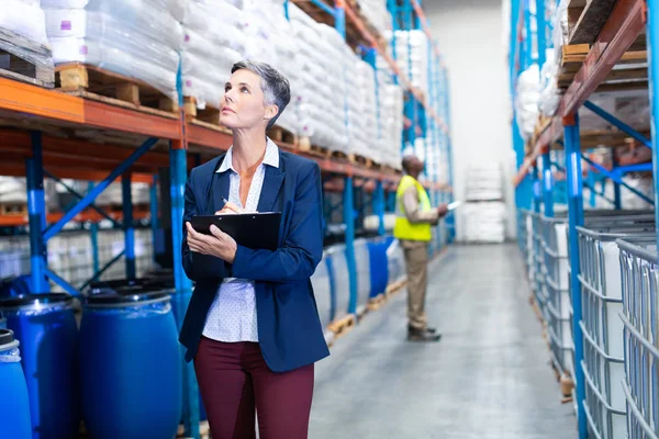 Vorderseite Der Schönen Reifen Kaukasischen Managerin Die Aktien Auf Klemmbrett — Stockfoto