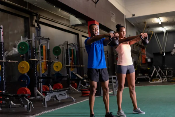 Vooraanzicht Van Een Afro Amerikaanse Man Vrouw Lifting Ball Gewichten — Stockfoto