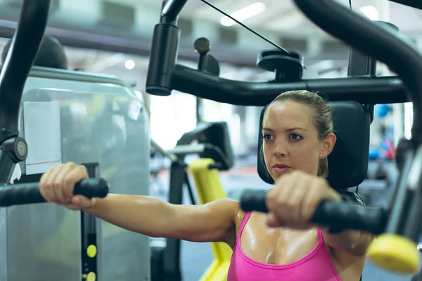 Gros Plan Belle Jeune Athlète Féminine Caucasienne Faisant Exercice Avec — Photo