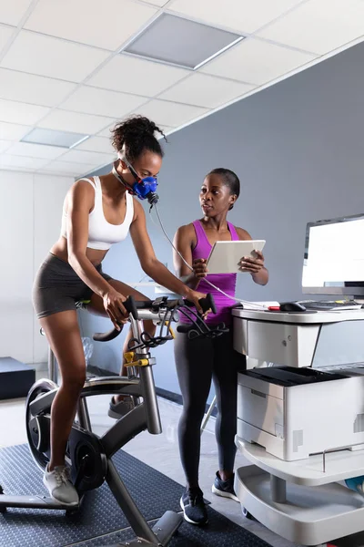 Vista Frontale Una Donna Atletica Afroamericana Che Test Fitness Utilizzando — Foto Stock