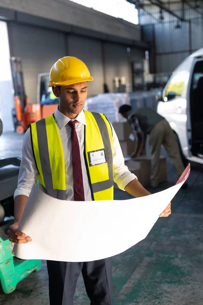 Vooraanzicht Mannelijke Supervisor Kijkend Naar Blauwdruk Magazijn — Stockfoto