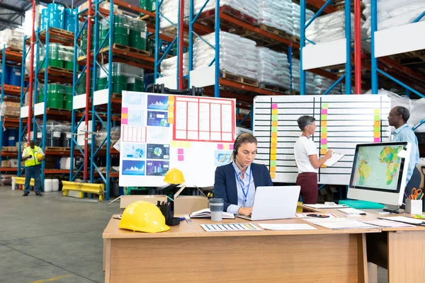 Vooraanzicht Van Volwassen Kaukasische Vrouwelijke Manager Met Headset Met Behulp — Stockfoto