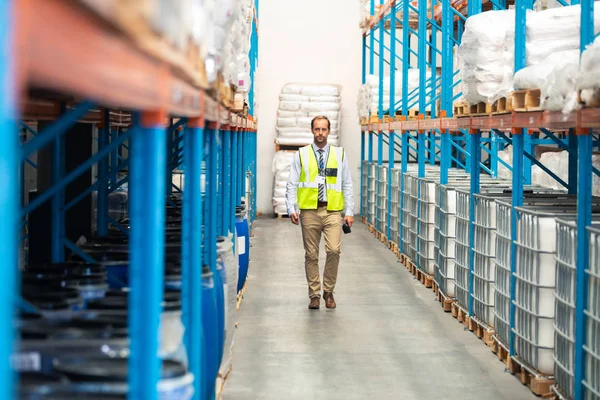 Vista Frontal Del Supervisor Masculino Caucásico Caminando Pasillo Del Almacén — Foto de Stock