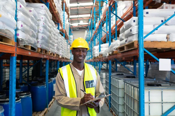 Portret Gelukkig Volwassen Afro Amerikaanse Mannelijke Werknemer Zoek Naar Camera — Stockfoto