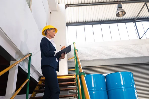 Low Angle View Caucasian Female Manager Writing Clipboard Stairs Warehouse — Stock Photo, Image
