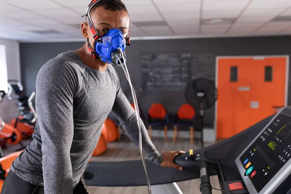 Vista Laterale Atletico Afro Americano Che Test Fitness Usando Una — Foto Stock