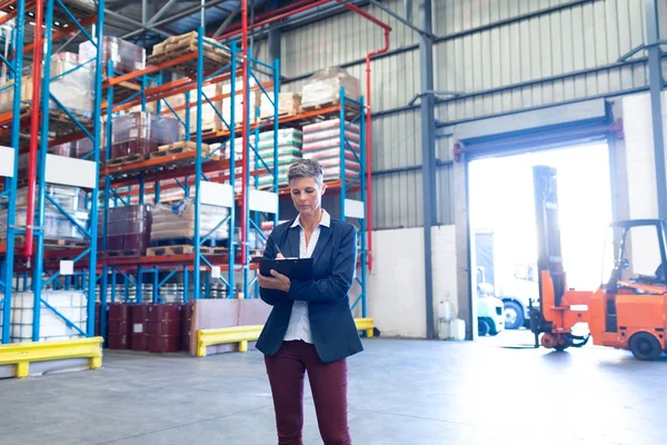 Vista Frontal Hermosa Madura Mujer Caucásica Gerente Escribiendo Portapapeles Almacén — Foto de Stock