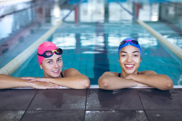 Vista Frontal Una Joven Mujer Diversa Con Gorras Gafas Baño — Foto de Stock