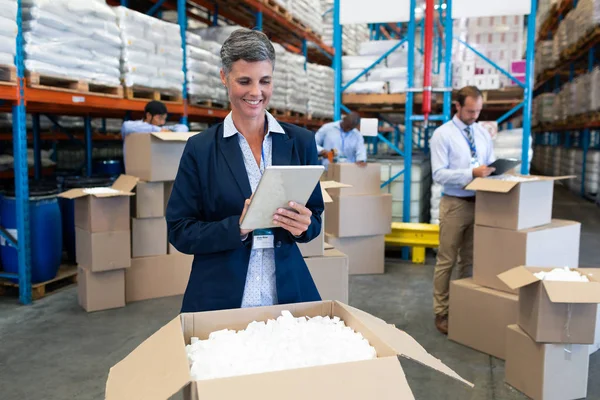 Vista Frontal Del Gerente Femenino Caucásico Feliz Trabajando Tableta Digital — Foto de Stock