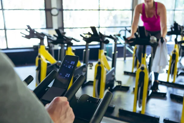 Nahaufnahme Der Männlichen Athletischen Kontrolle Geschwindigkeit Auf Dem Heimtrainer Fitness — Stockfoto