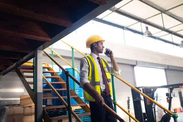 Vista Lateral Del Supervisor Masculino Hablando Walkie Talkie Las Escaleras —  Fotos de Stock
