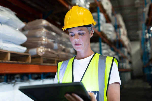 Front View Caucasian Attentive Female Staff Using Digital Tablet Warehouse — Stock Photo, Image