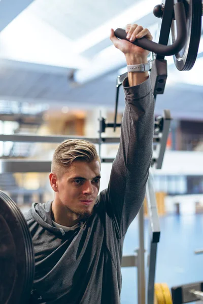 Közeli Csinos Fiatal Kaukázusi Ember Gyakorlása Vállgép Fitness Stúdióban — Stock Fotó