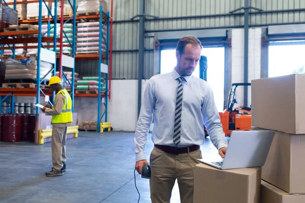 Vista Frontal Supervisor Masculino Caucasiano Trabalhando Laptop Armazém — Fotografia de Stock