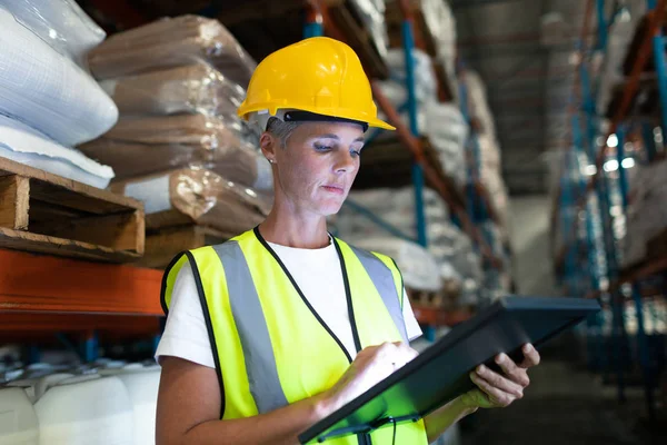 Front View Caucasian Attentive Female Staff Using Digital Tablet Warehouse — Stock Photo, Image