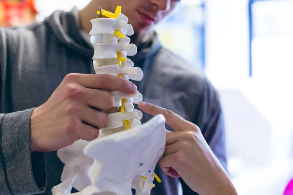 Close Treinador Masculino Caucasiano Explicando Sobre Coluna Vertebral Para Atlético — Fotografia de Stock