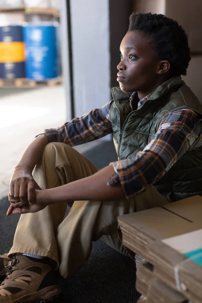 Close Van Doordachte Afro Amerikaanse Vrouwelijke Werknemer Zittend Magazijn — Stockfoto