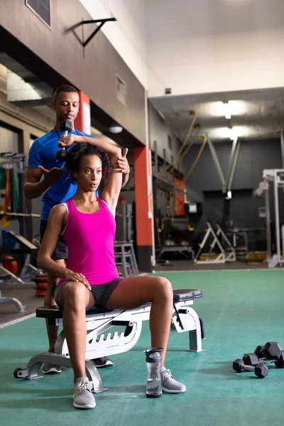 Vista Frontal Una Mujer Afroamericana Levantando Brazo Mientras Sostiene Una — Foto de Stock