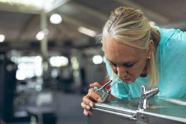 在健身中心喝自来水的疲惫活跃的高级白种妇女特写 — 图库照片