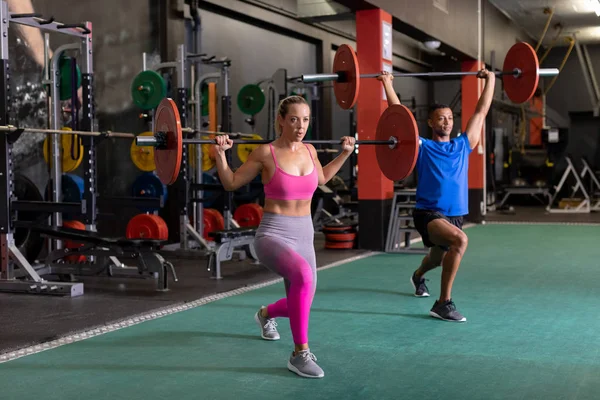 Beyaz Bir Kadın Bir Spor Merkezi Nde Bir Oda Içinde — Stok fotoğraf