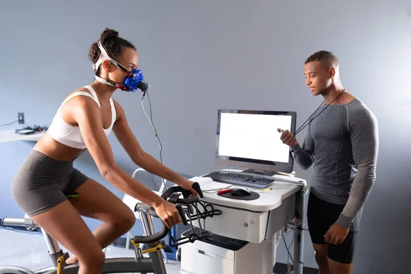 Vista Lateral Una Mujer Atlética Afroamericana Haciendo Una Prueba Fitness — Foto de Stock