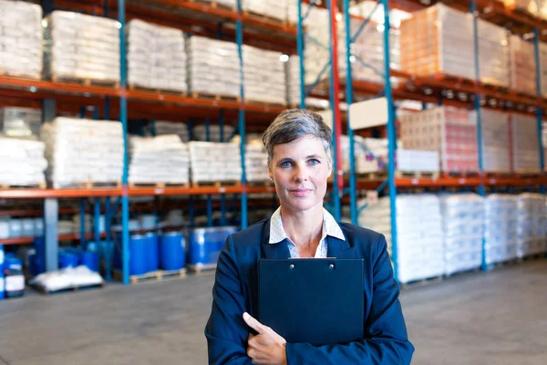 Retrato Hermosa Madura Mujer Caucásica Gerente Sujetando Portapapeles Mirando Cámara —  Fotos de Stock